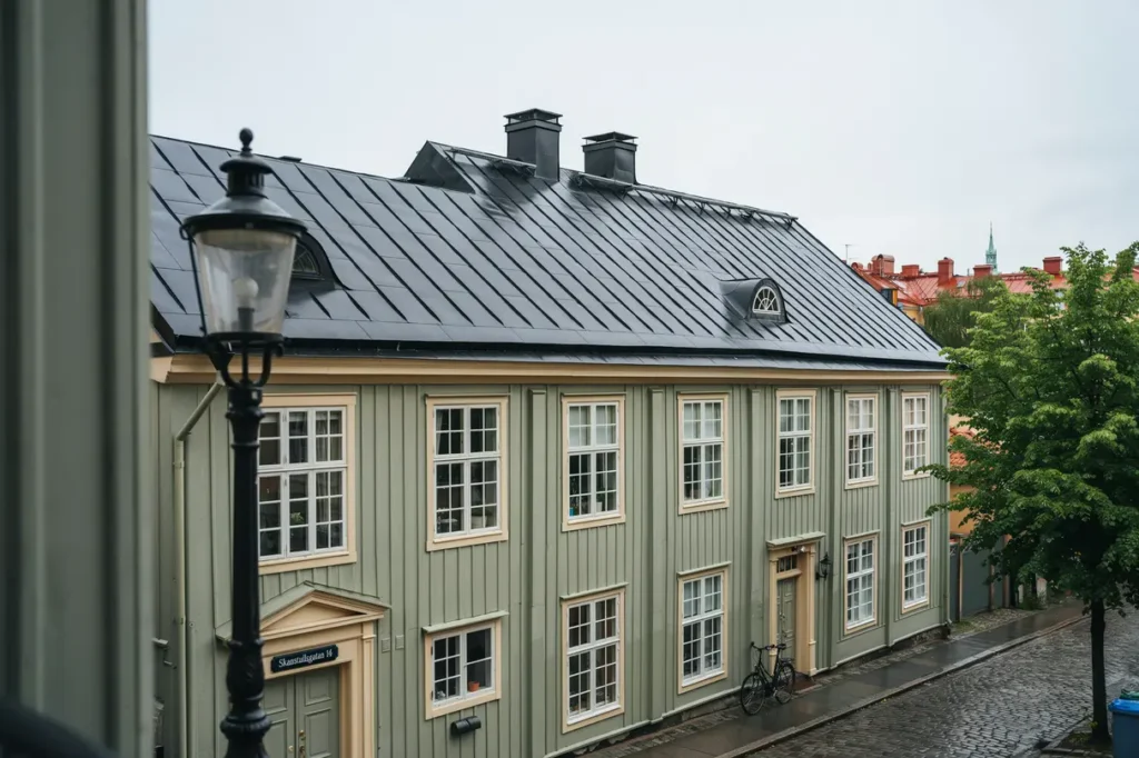 takm lning av pl ttak p bostadshus i skanstull s dermalm