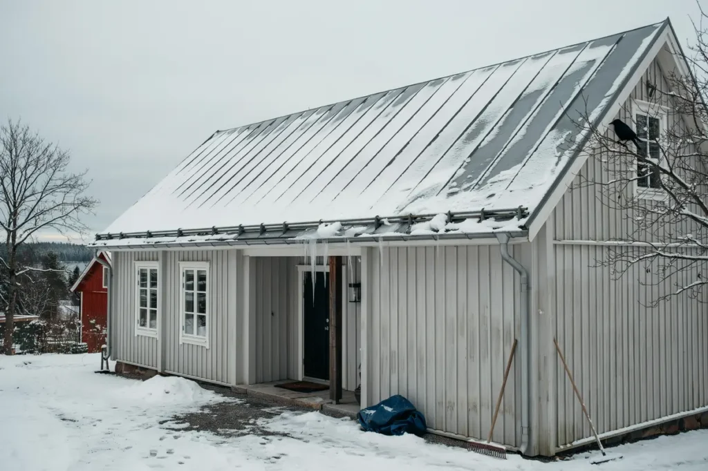 sn skottning p tak s skyddar du huset mot ras l ckage och dyra vinterskador