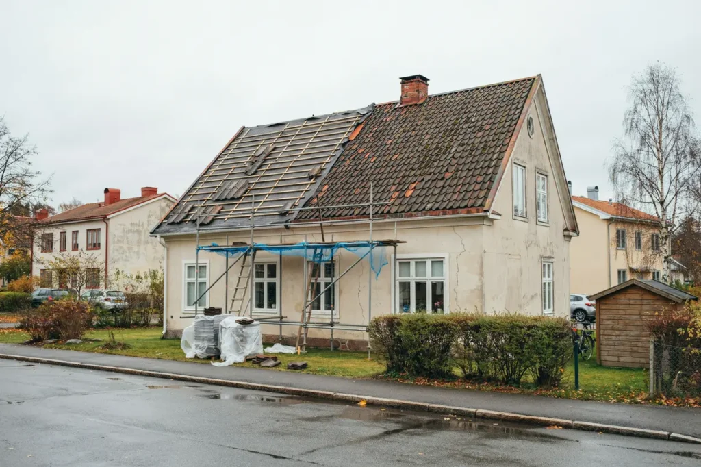 l gga om halva taket med betongpannor p radhus